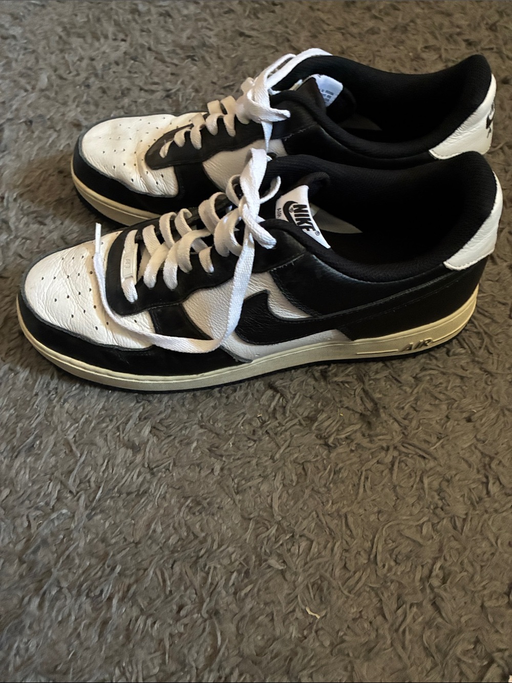 Nike Men’s Black and White Low-Profile Sneakers